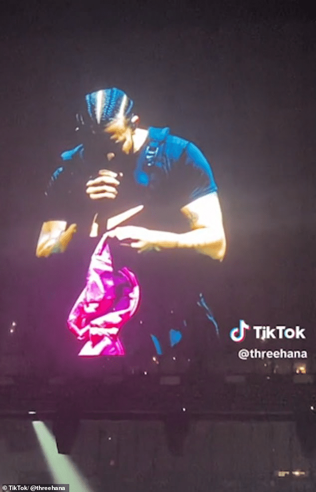 Drake Left Shocked by Bra-Throwing Trend During Concert