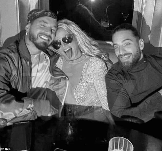 Britney Spears is Surprised by Meeting J Balvin and Maluma in New York City